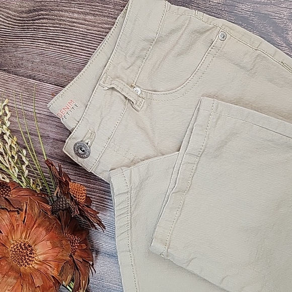 NEW STYLE & CO TAN TUMMY CONTROL CAPRI PANTS - Picture 1 of 11